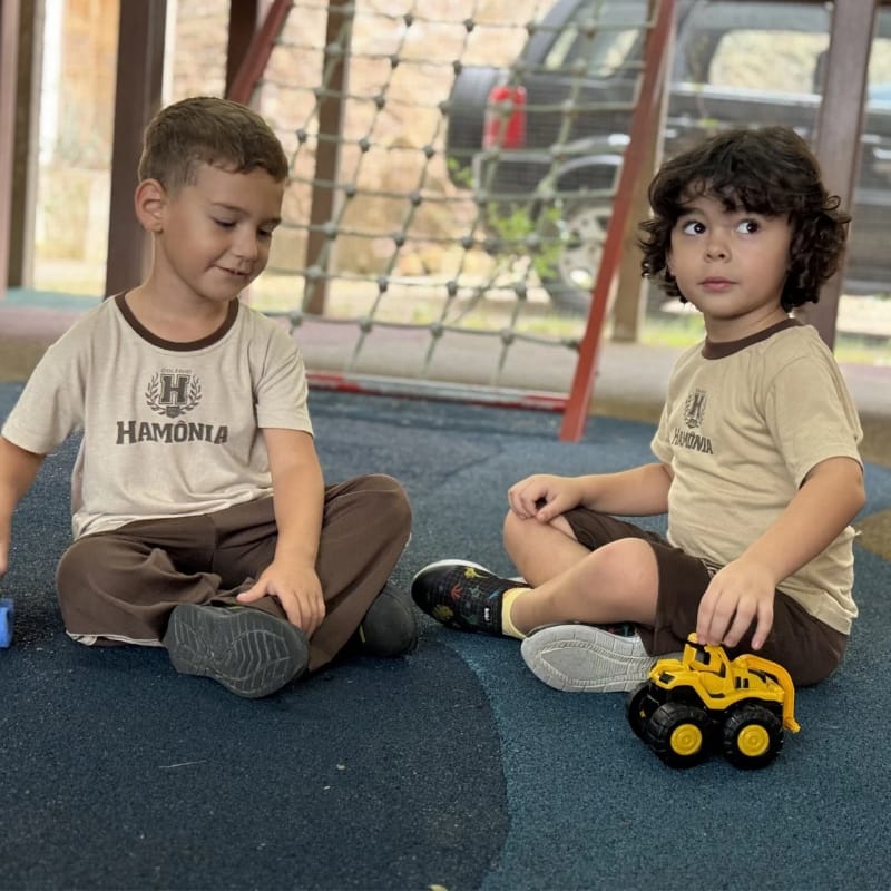 Crianças estudando no chão da sala de aula