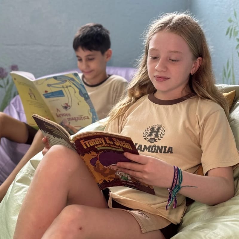 Duas crianças lendo um livro