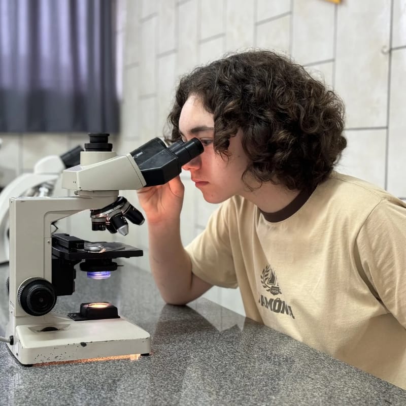Jovens lendo um caderno